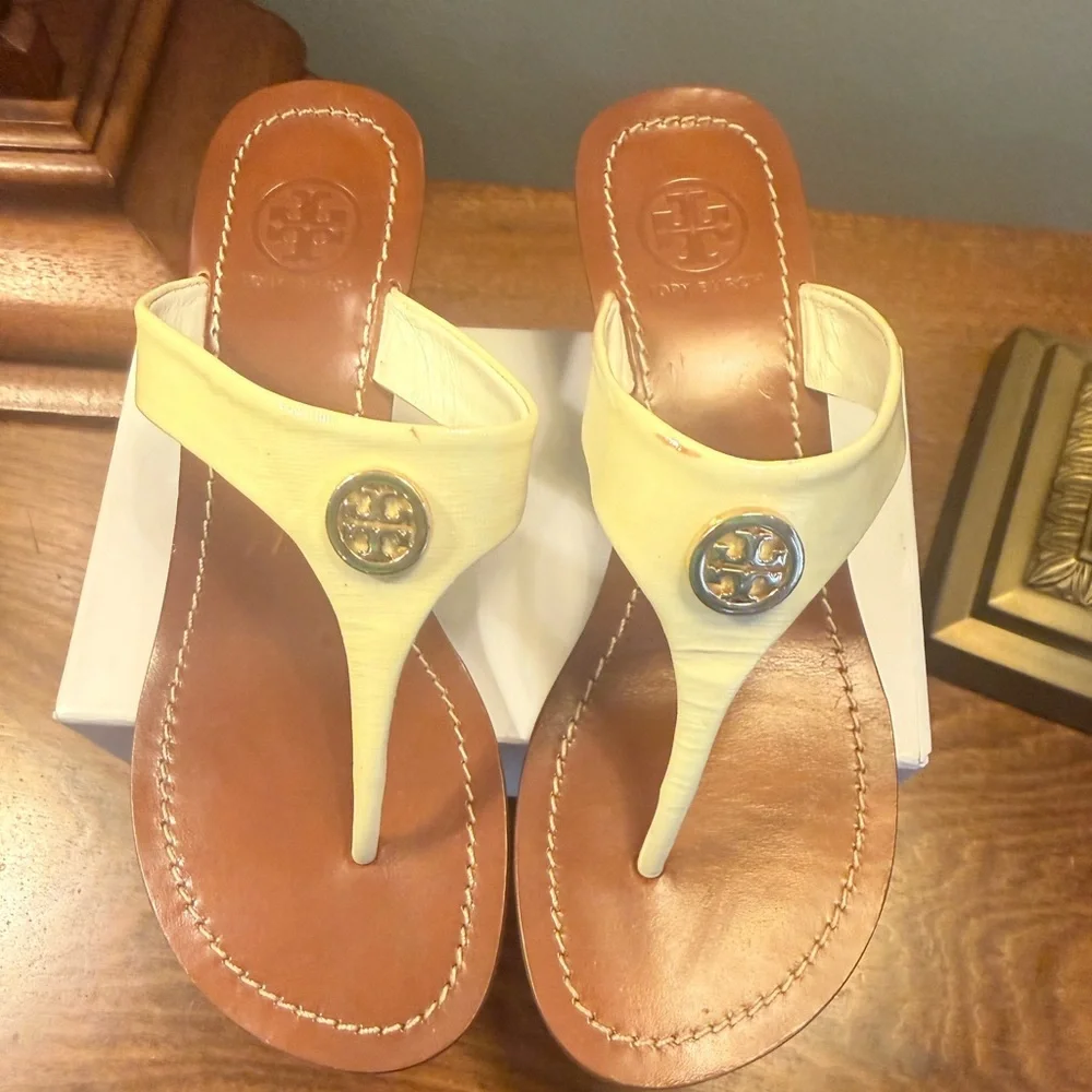 Tory Burch Cameron Ivory Wedge Sandals Size 5 - Picture 4 of 15